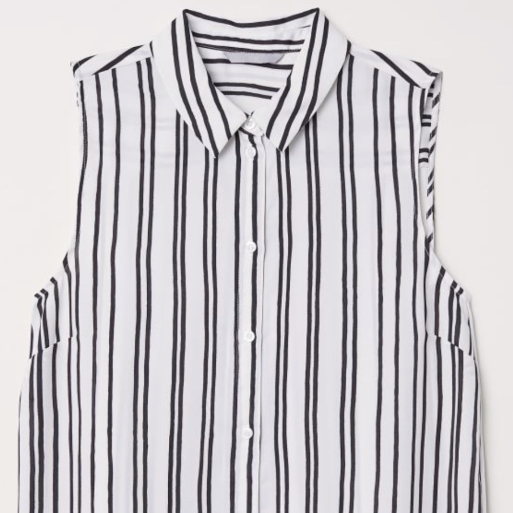 H& M Sleeveless button down blouse woven fabric box pleat back Round Hem